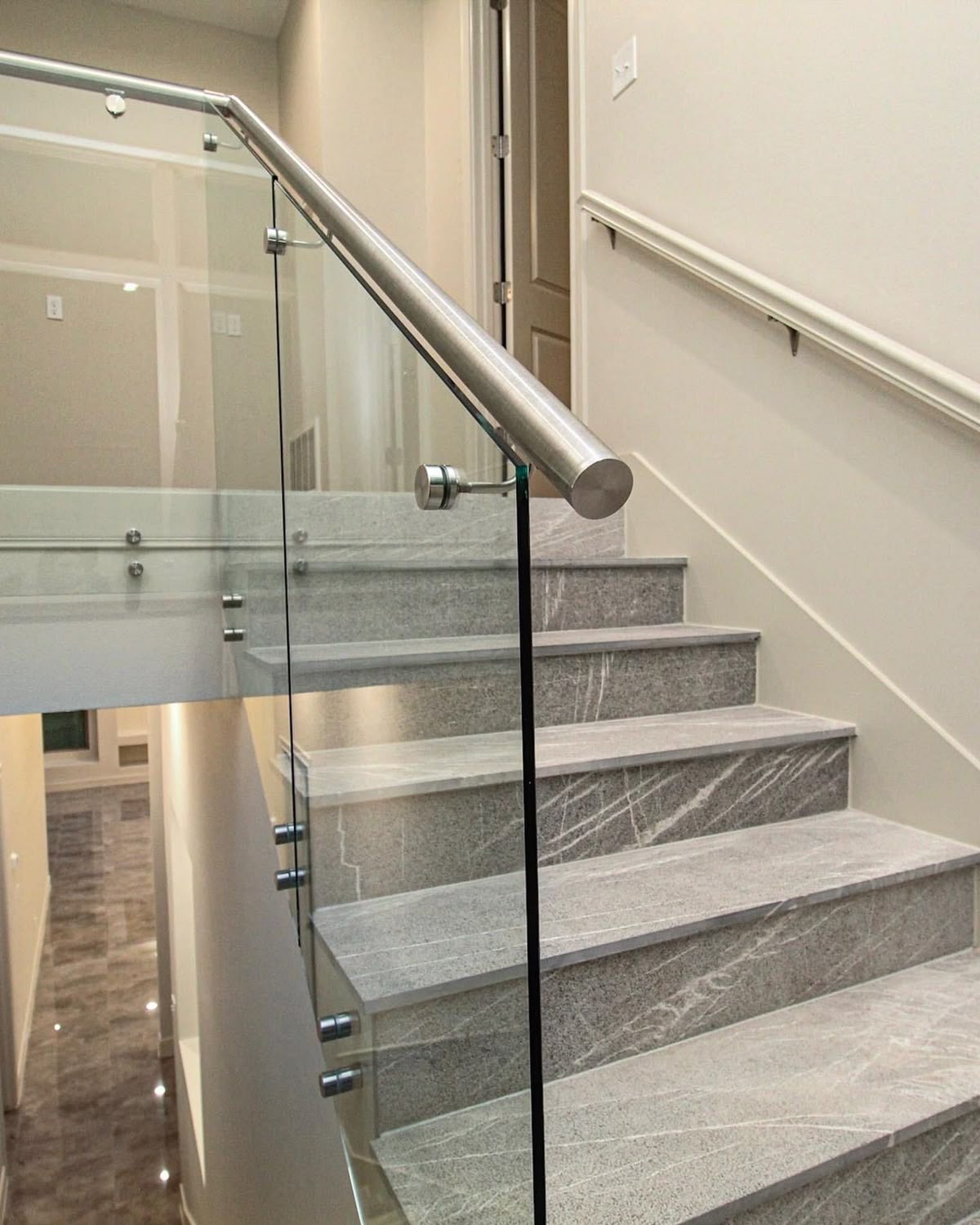 Cầu thang kính khung inox cao cấp